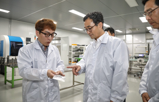 박원주 특허청장(가운데)이 12일 반도체 장비 제조기업인 포인트엔지니어링을 찾아 반도체 장비 핵심 소재 국산화 과정에 대해 얘기를 듣고 있다.   특허청 제공